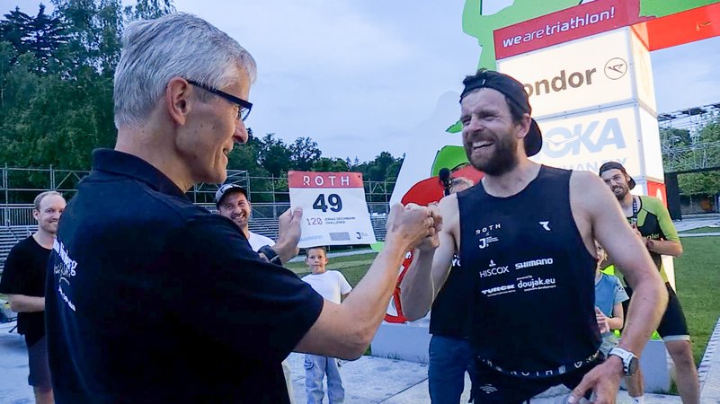 Extremsportler Jonas Deichmann freut sich nach einem triathlon mit seinem Arzt.