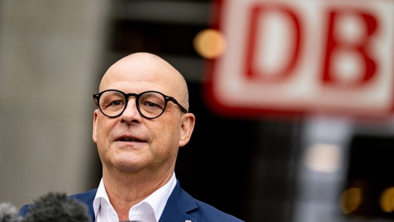 ARCHIV - 09.11.2023, Berlin: Martin Seiler, DB-Personalvorstand, gibt zum Auftakt der Tarifverhandlungen zwischen der Deutschen Bahn und der GDL ein Statement ab. Im Tarifkonflikt mit der Gewerkschaft Deutscher Lokomotivführer (GDL) hat die Deutsche Bahn ein neues Angebot ins Spiel gebracht, das als Wahlmodell auch eine 35-Stundenwoche für Schichtarbeiter vorsieht. (Zu dpa «Bahn unterbreitet Lokführergewerkschaft neues Angebot») Foto: Fabian Sommer/dpa +++ dpa-Bildfunk +++ | Bild: dpa-Bildfunk/Fabian Sommer ARCHIV - 09.11.2023, Berlin: Martin Seiler, DB-Personalvorstand, gibt zum Auftakt der Tarifverhandlungen zwischen der Deutschen Bahn und der GDL ein Statement ab. Im Tarifkonflikt mit der Gewerkschaft Deutscher Lokomotivführer (GDL) hat die Deutsche Bahn ein neues Angebot ins Spiel gebracht, das als Wahlmodell auch eine 35-Stundenwoche für Schichtarbeiter vorsieht. (Zu dpa «Bahn unterbreitet Lokführergewerkschaft neues Angebot») Foto: Fabian Sommer/dpa +++ dpa-Bildfunk +++