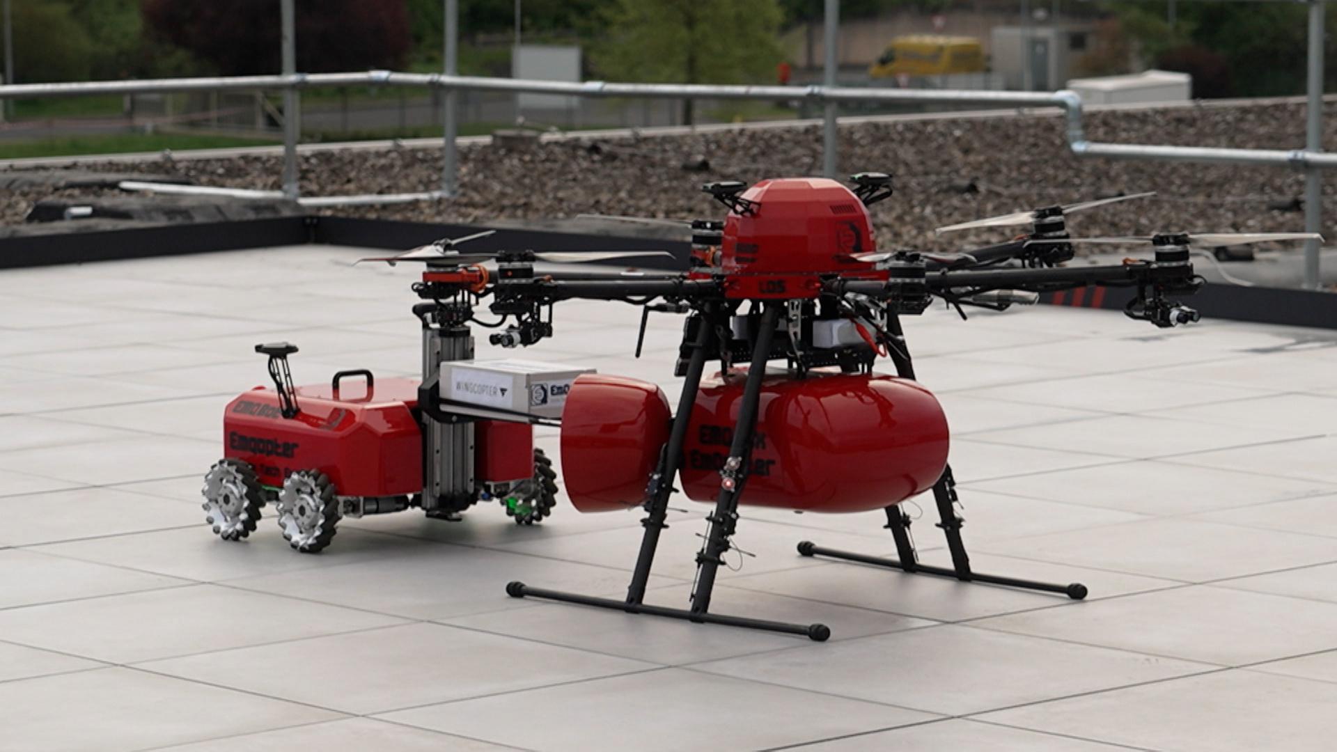 Roboter belädt Drohne mit Paket