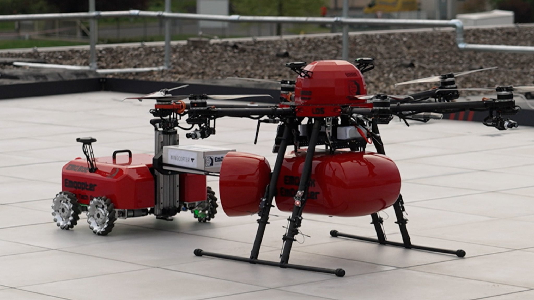 Roboter belädt Drohne mit Paket