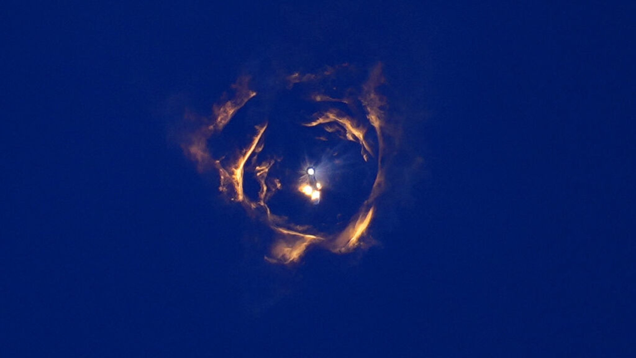 dpatopbilder - 16.01.2025, USA, Boca Chica: Die Rakete Starship von SpaceX und der Booster trennen sich während eines Testflugs von der Starbase in Boca Chica. Foto: Eric Gay/AP/dpa +++ dpa-Bildfunk +++