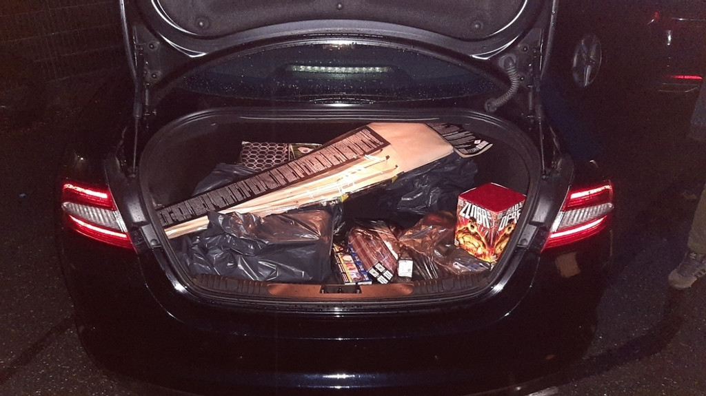 Illegale Feuerwerkskörper im Kofferraum eines Autos
