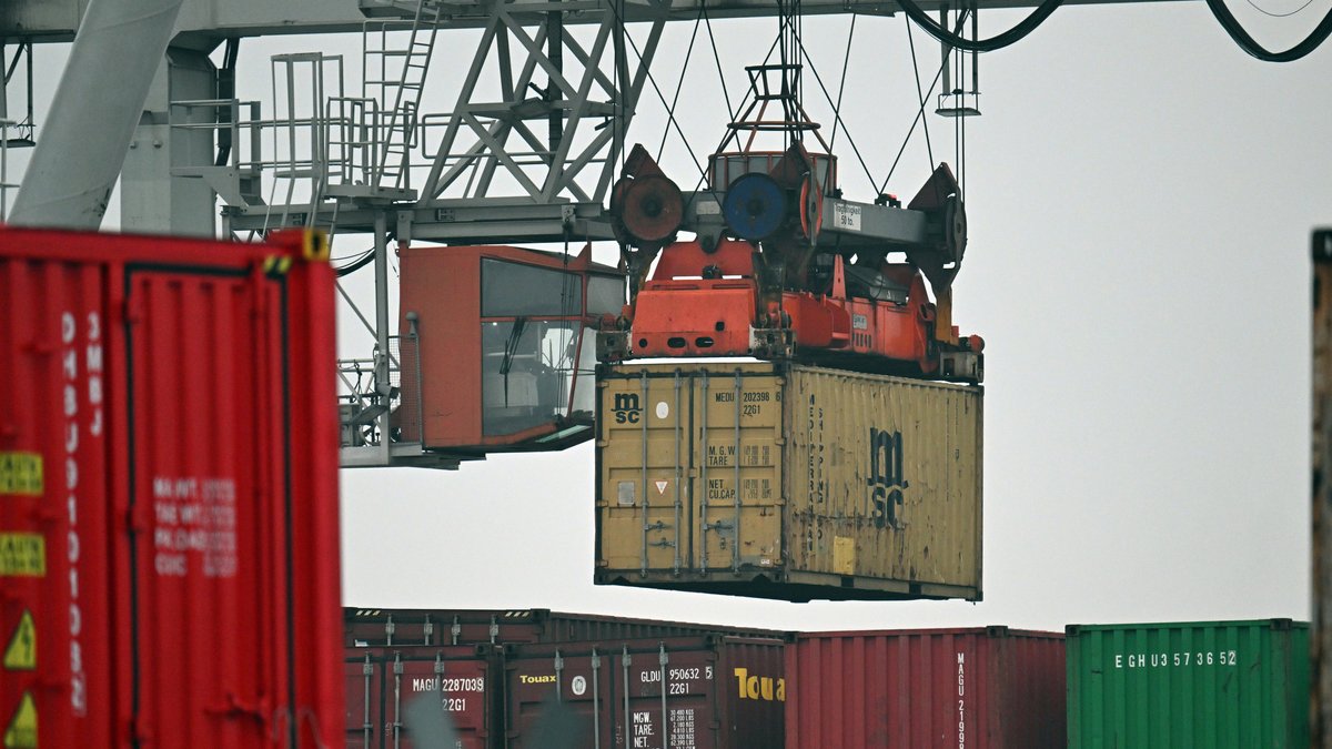 ordrhein-Westfalen, Duisburg: Container werden im Hafen verladen.