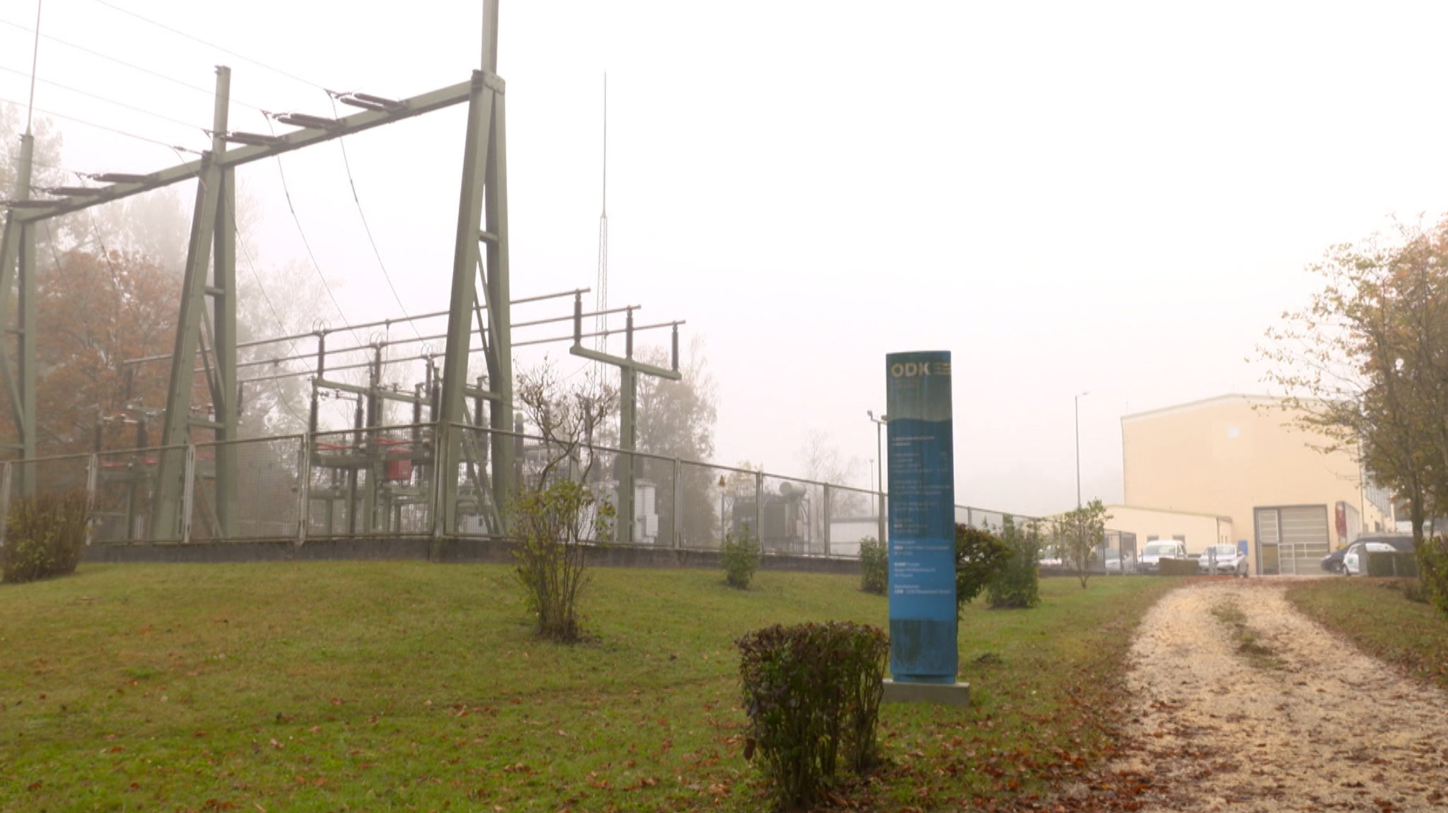 Ein Umspannwerk im Nebel