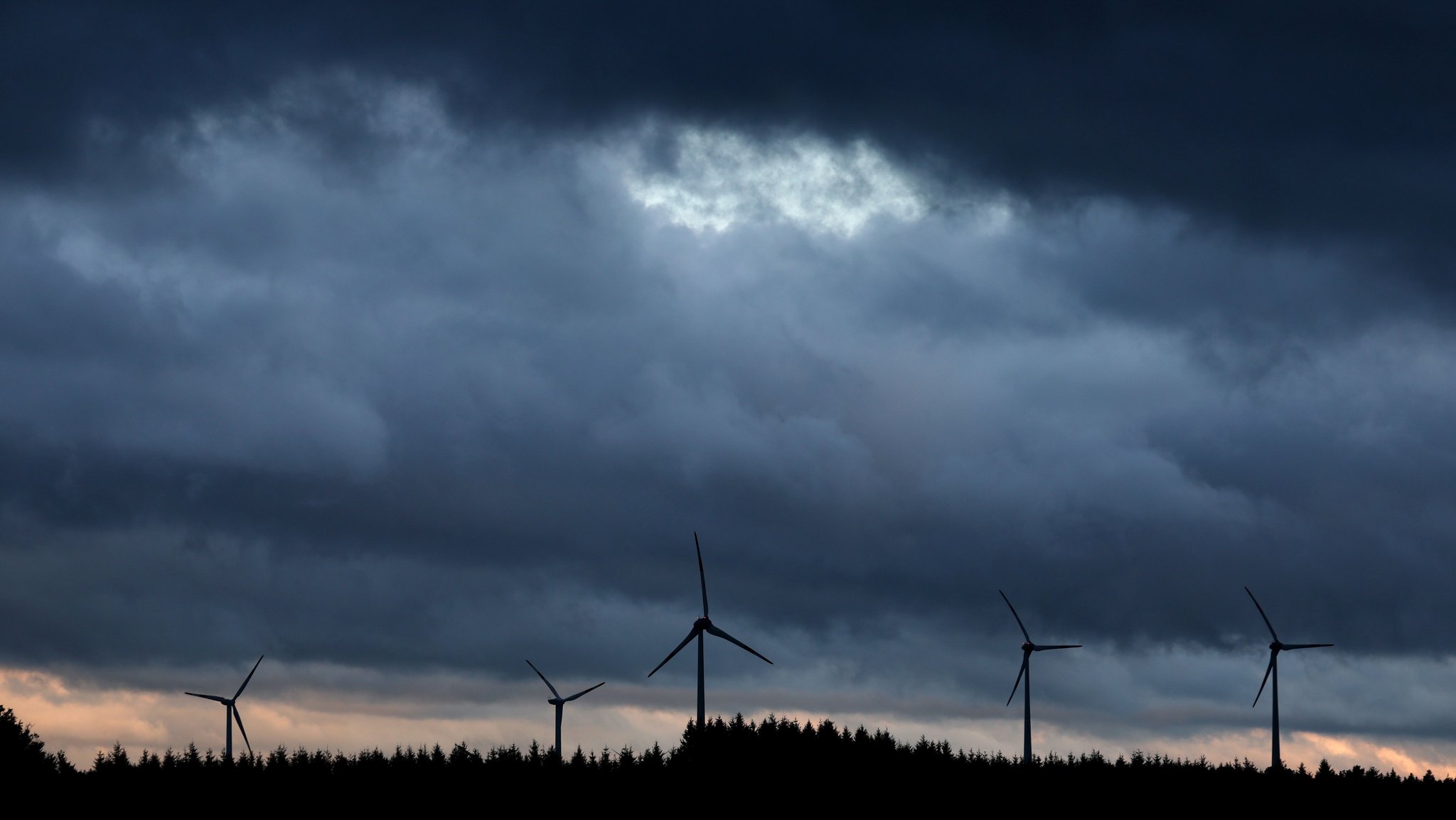 Windräder in der Dämmerung ( Symbolbild) | Bild: Karl Josef Hillenbrand - dpa Bildfunk Windräder in der Dämmerung ( Symbolbild)