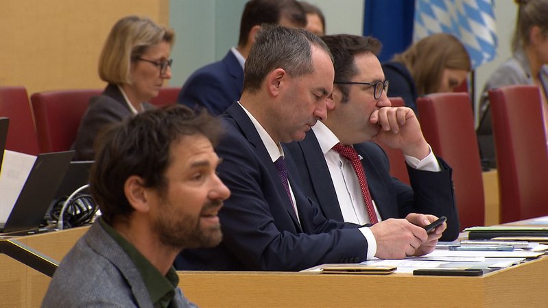 Im Video: Heftige Debatte um Windkraft im Landtag | Bild: BR Im Video: Heftige Debatte um Windkraft im Landtag