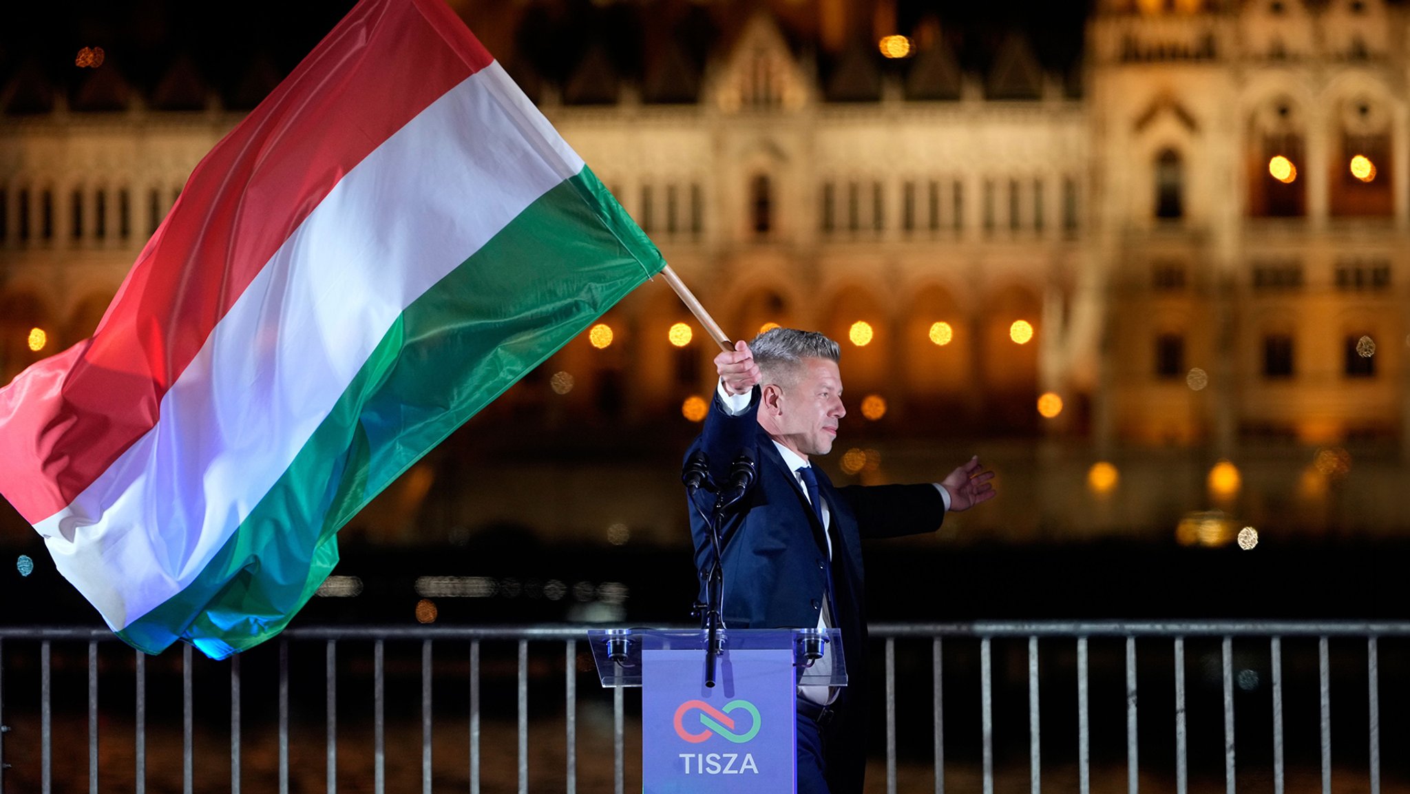 Péter Magyar schwenkt eine Ungarn-Flagge auf seiner Wahlparty in Budapest. 