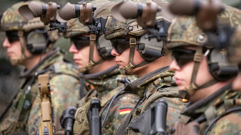 Soldaten der Bundeswehr mit modernster Ausrüstung. Ihre Reihen wieder durch Wehrpflichtige aufzufüllen, ist der Wunsch mancher Partei. | Bild: dpa-Bildfunk/Mohssen Assanimoghaddam Soldaten der Bundeswehr mit modernster Ausrüstung. Ihre Reihen wieder durch Wehrpflichtige aufzufüllen, ist der Wunsch mancher Partei.