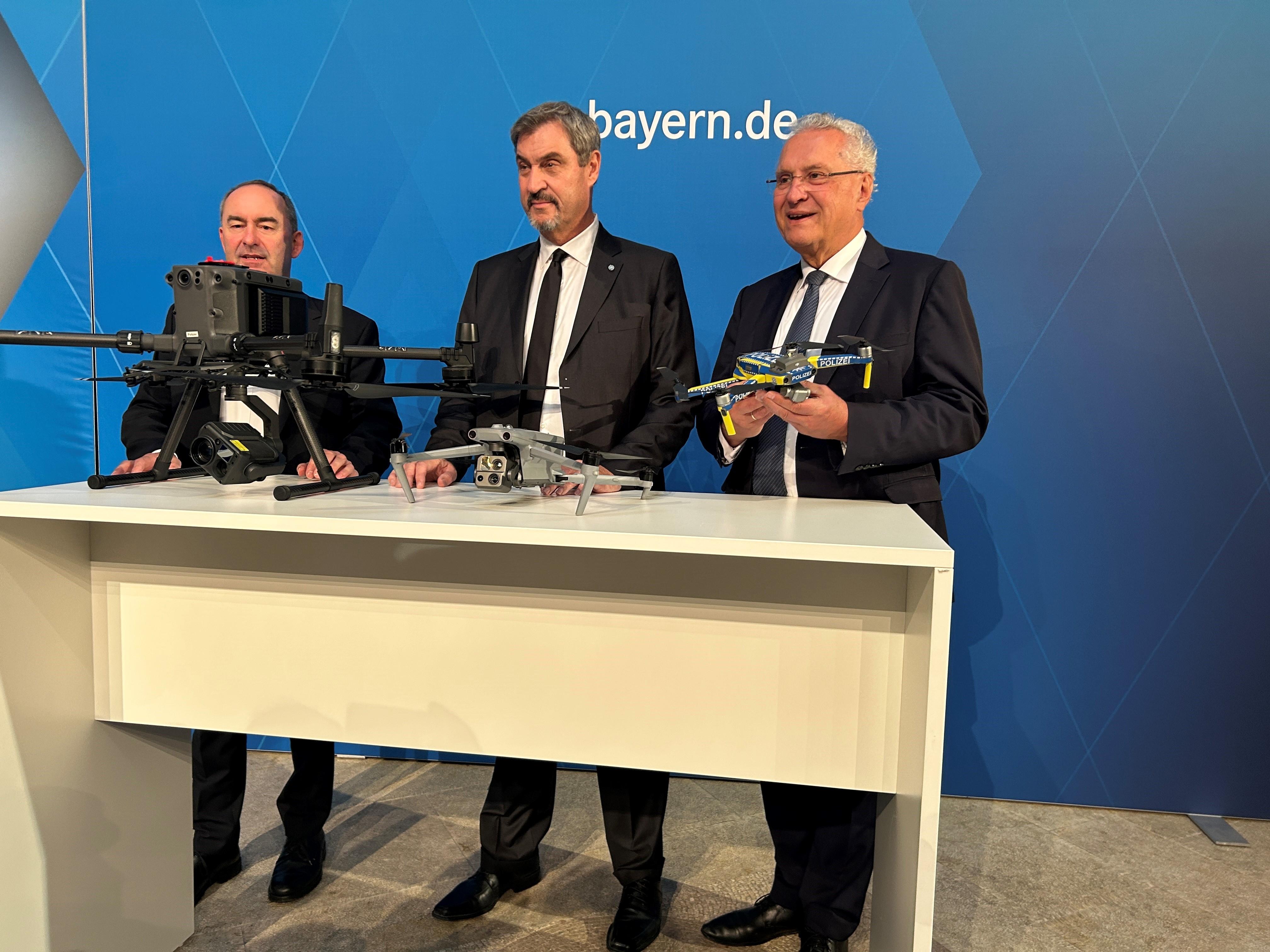 Ministerpräsident Markus Söder, Wirtschaftsminister Hubert Aiwanger (l.) und Innenminister Joachim Hermann (r.) bei der Drohnen-Pressekonferenz.