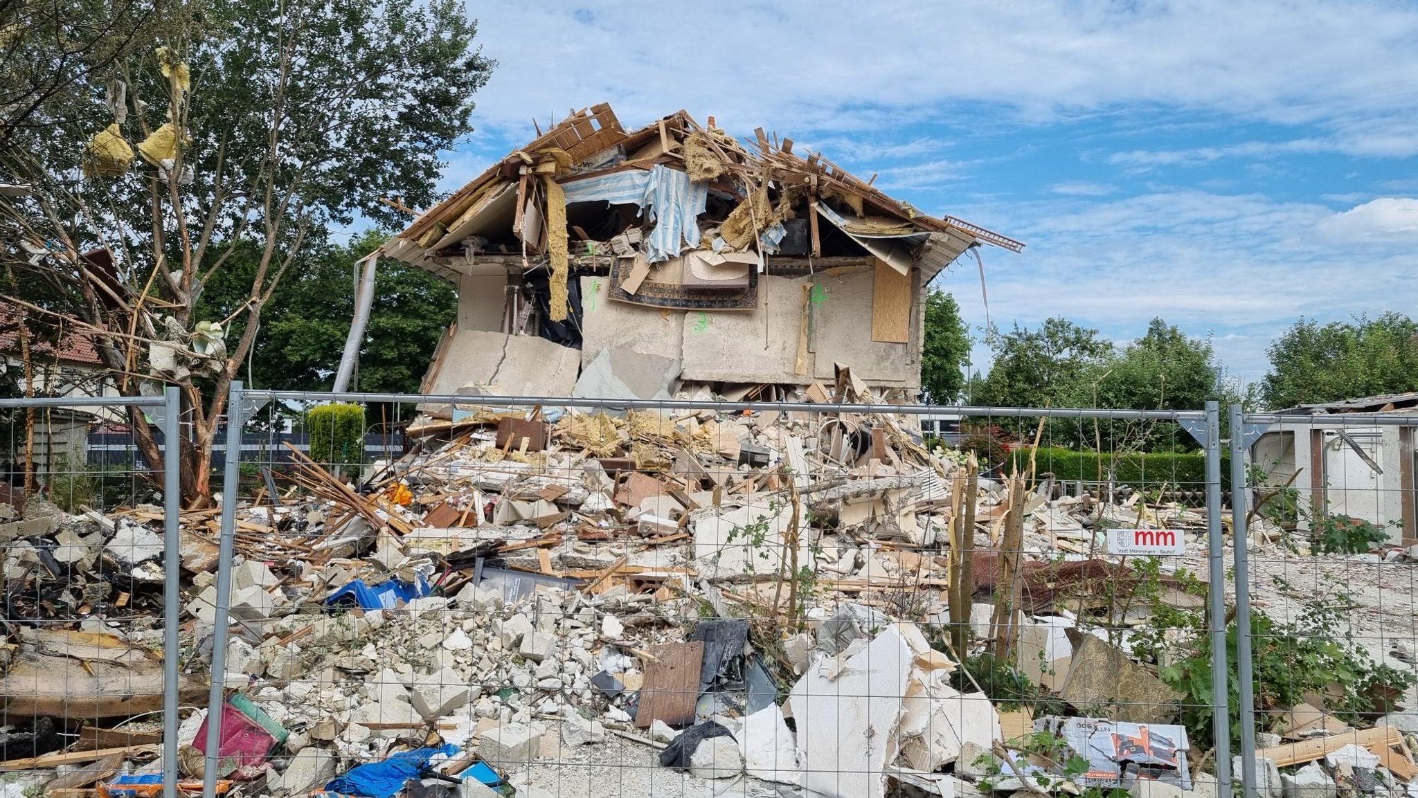 Überreste des explodierten Hauses.