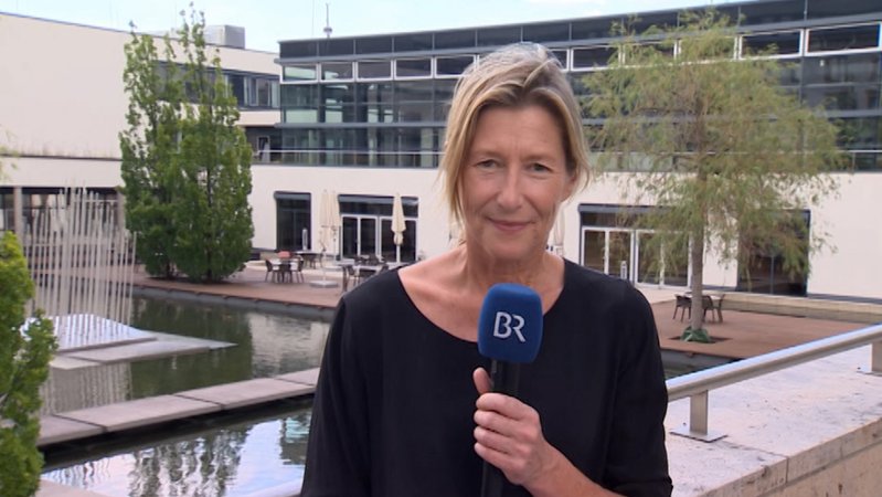 BR-Reporterin Stephanie Stauss analysiert den Ausgang der Landtagswahl in Thüringen | Bild: Bayerischer Rundfunk 2024 BR-Reporterin Stephanie Stauss analysiert den Ausgang der Landtagswahl in Thüringen