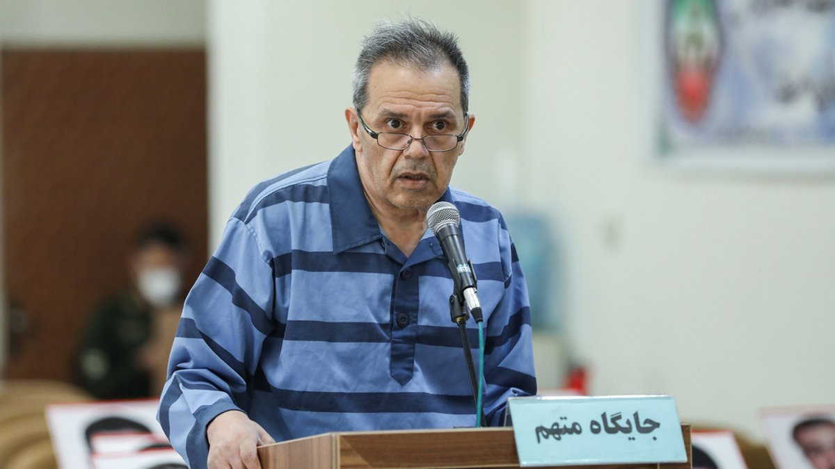 Die undatierte Aufnahme zeigt den Deutsch-Iraner Djamshid Sharmahd in einem Teheraner Revolutionsgericht.
