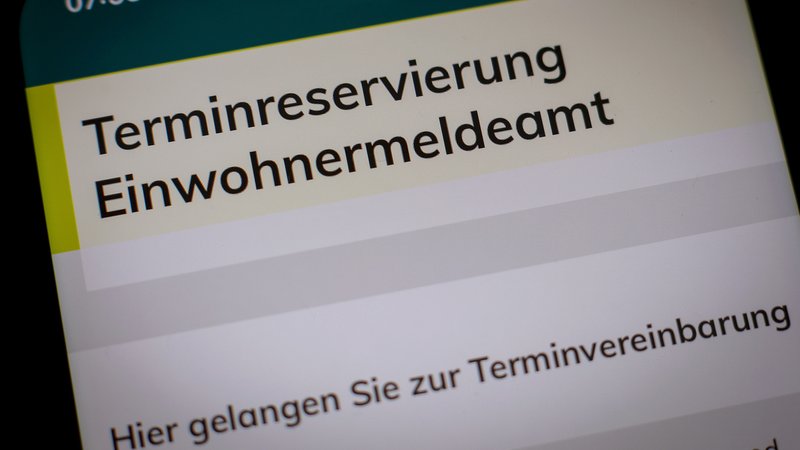 Auf einem Screen steht "Terminreservierung Einwohnermeldeamt". | Bild: picture alliance/Maximilian Koch Auf einem Screen steht "Terminreservierung Einwohnermeldeamt".