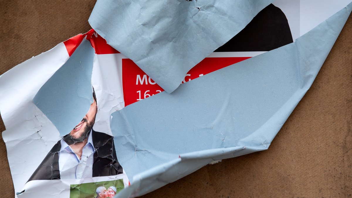 Symbolbild: München: Ein zerstörtes Wahlplakat der SPD steht an einem Straßenrand