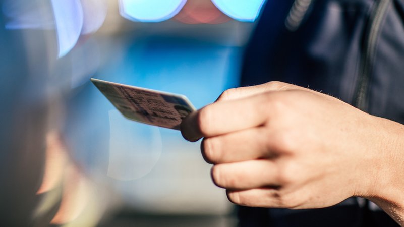 Fahrzeugkontrolle: Der Führerschein wird vorgezeigt (Symbolbild) | Bild: BR/Fabian Stoffers Fahrzeugkontrolle: Der Führerschein wird vorgezeigt (Symbolbild)