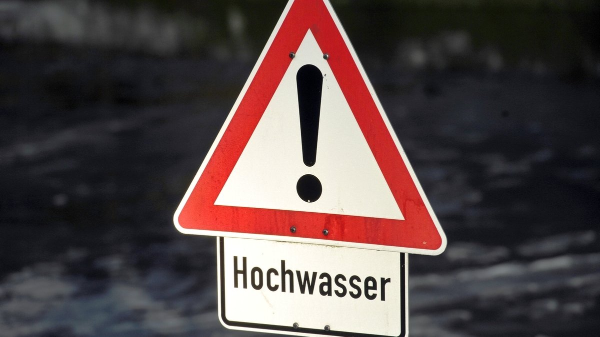 Schild warnt vor Hochwasser (Symbolbild).