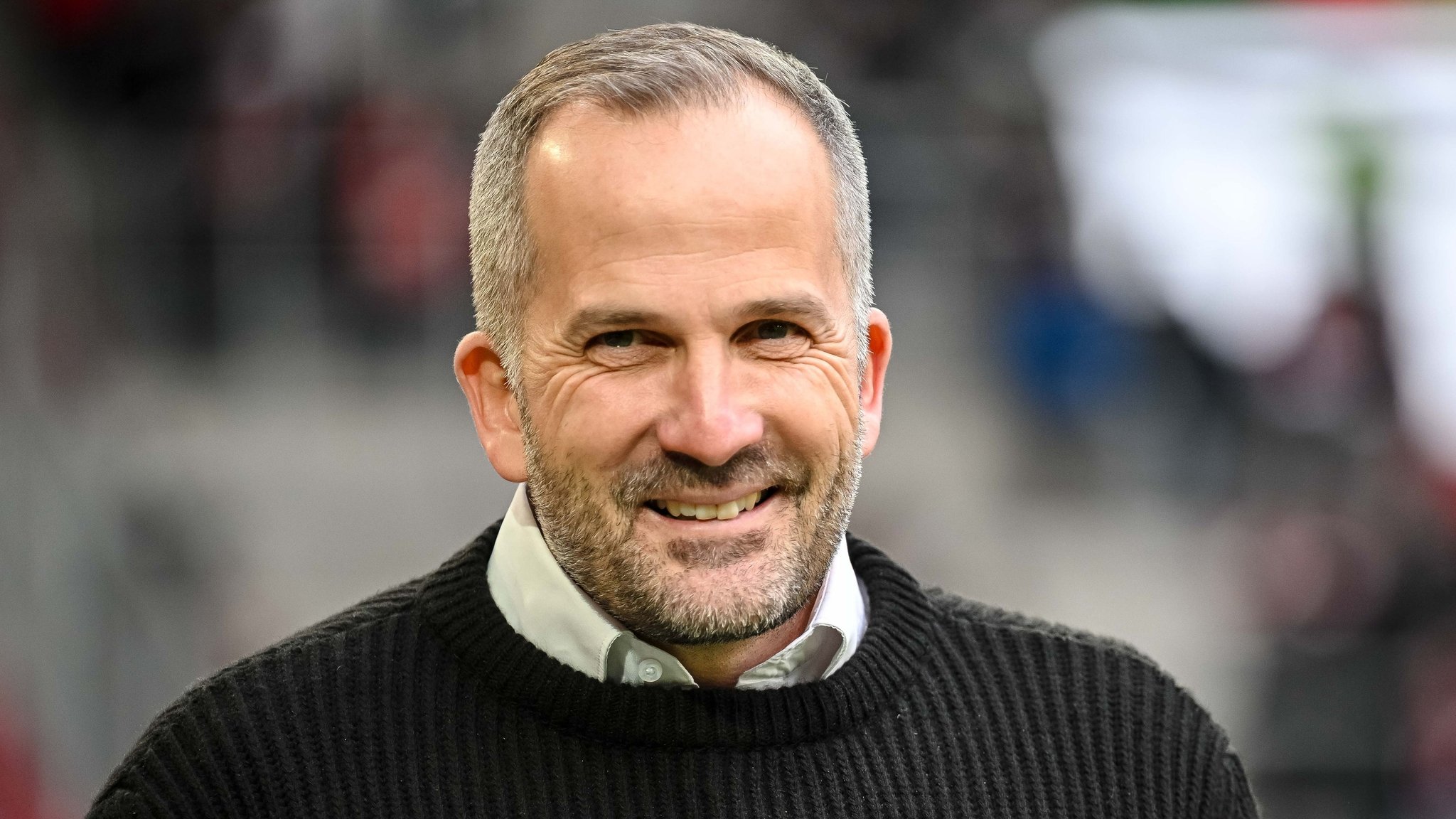 06.12.2025, Bayern, Augsburg: Fußball: Bundesliga, FC Augsburg - Bayer Leverkusen, 13. Spieltag, WWK-Arena. Trainer Manuel Baum (FC Augsburg) steht vor dem Spiel im Stadion. (zu dpa: «FC Bayern deklassiert VfB - Augsburg siegt nach Wagner-Aus») Foto: Harry Langer/dpa - WICHTIGER HINWEIS: Gemäß den Vorgaben der DFL Deutsche Fußball Liga bzw. des DFB Deutscher Fußball-Bund ist es untersagt, in dem Stadion und/oder vom Spiel angefertigte Fotoaufnahmen in Form von Sequenzbildern und/oder videoähnlichen Fotostrecken zu verwerten bzw. verwerten zu lassen. +++ dpa-Bildfunk +++ | Bild: dpa-Bildfunk/Harry Langer 06.12.2025, Bayern, Augsburg: Fußball: Bundesliga, FC Augsburg - Bayer Leverkusen, 13. Spieltag, WWK-Arena. Trainer Manuel Baum (FC Augsburg) steht vor dem Spiel im Stadion. (zu dpa: «FC Bayern deklassiert VfB - Augsburg siegt nach Wagner-Aus») Foto: Harry Langer/dpa - WICHTIGER HINWEIS: Gemäß den Vorgaben der DFL Deutsche Fußball Liga bzw. des DFB Deutscher Fußball-Bund ist es untersagt, in dem Stadion und/oder vom Spiel angefertigte Fotoaufnahmen in Form von Sequenzbildern und/oder videoähnlichen Fotostrecken zu verwerten bzw. verwerten zu lassen. +++ dpa-Bildfunk +++