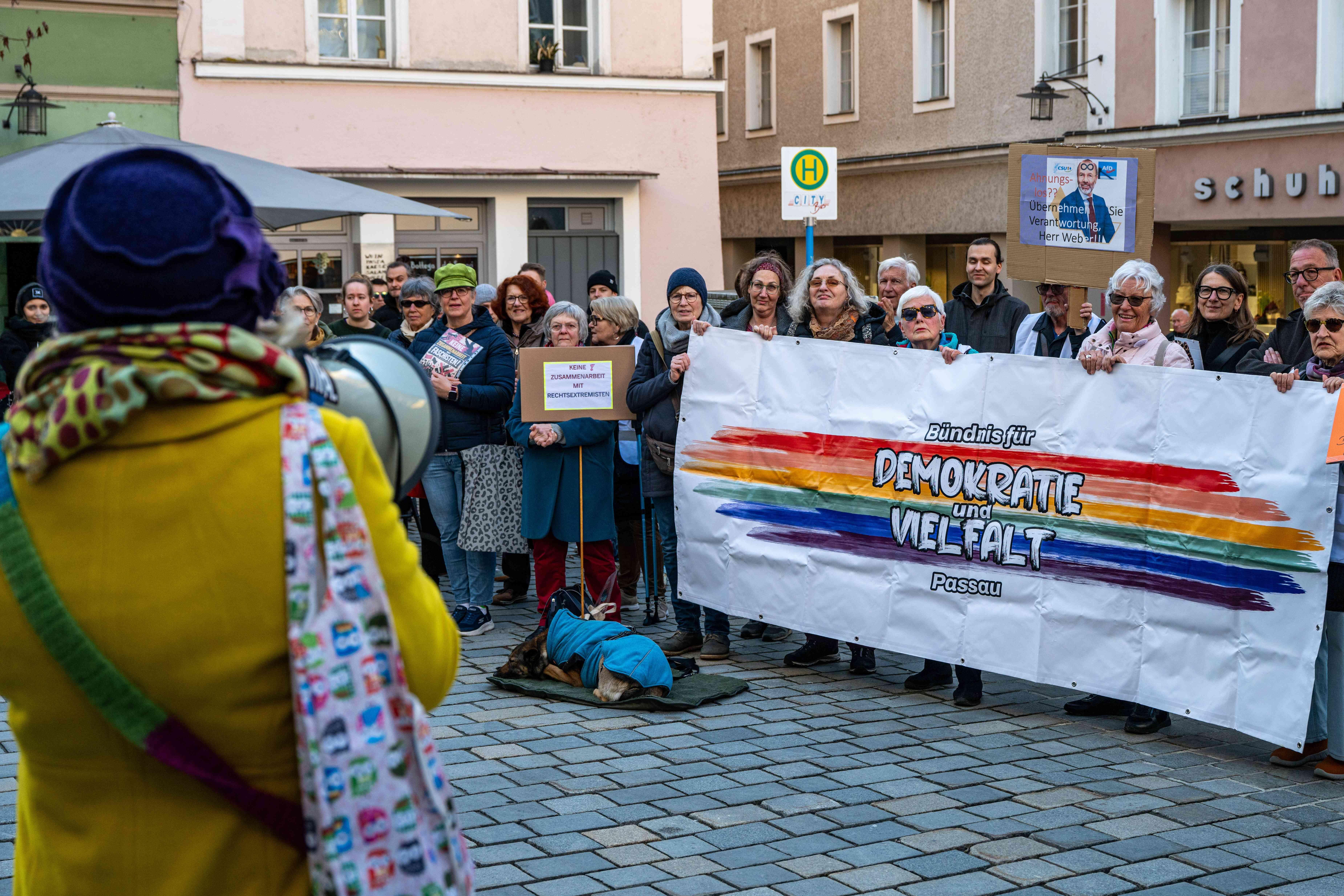 Teilnehmer einer Demonstration des „Passauer Bündnisses für Demokratie und Vielfalt“ halten Plakate.