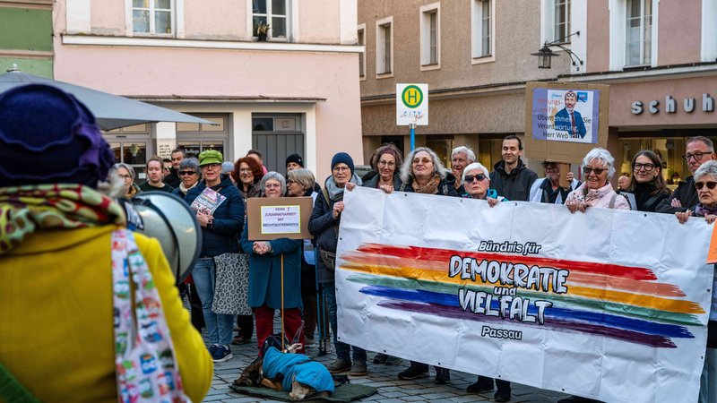 Teilnehmer einer Demonstration des „Passauer Bündnisses für Demokratie und Vielfalt“ halten Plakate. | Bild: pa/dpa/Armin Weigel Teilnehmer einer Demonstration des „Passauer Bündnisses für Demokratie und Vielfalt“ halten Plakate.