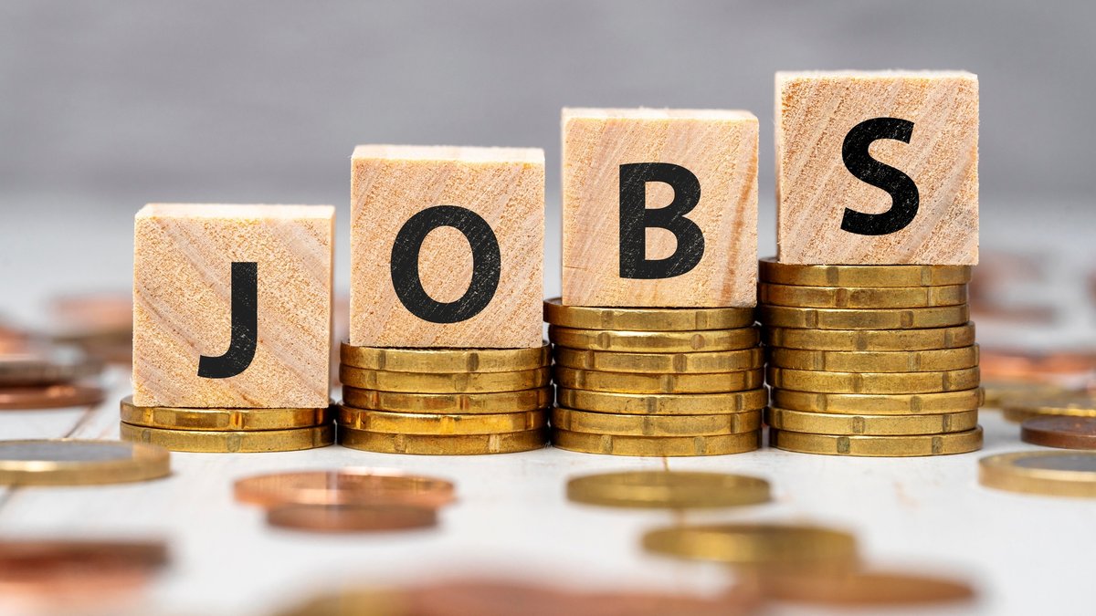 Arbeitsmarkt (Symbolbild) Holzklötze mit schwarzen Buchstaben bilden den Schriftzug "Jobs". 