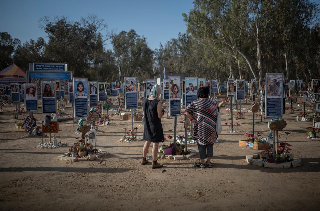 06.10.2025, Israel, Re'im: Menschen versammeln sich auf dem Nova-Festivalgelände in Re'im im Vorfeld des 2. Jahrestages des von der Hamas verübten Anschlags vom 7. Oktober.