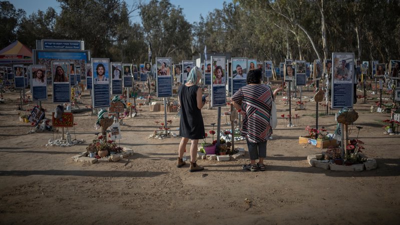 06.10.2025, Israel, Re'im: Menschen versammeln sich auf dem Nova-Festivalgelände in Re'im im Vorfeld des 2. Jahrestages des von der Hamas verübten Anschlags vom 7. Oktober. | Bild: dpa-Bildfunk/Ilia Yefimovich 06.10.2025, Israel, Re'im: Menschen versammeln sich auf dem Nova-Festivalgelände in Re'im im Vorfeld des 2. Jahrestages des von der Hamas verübten Anschlags vom 7. Oktober.