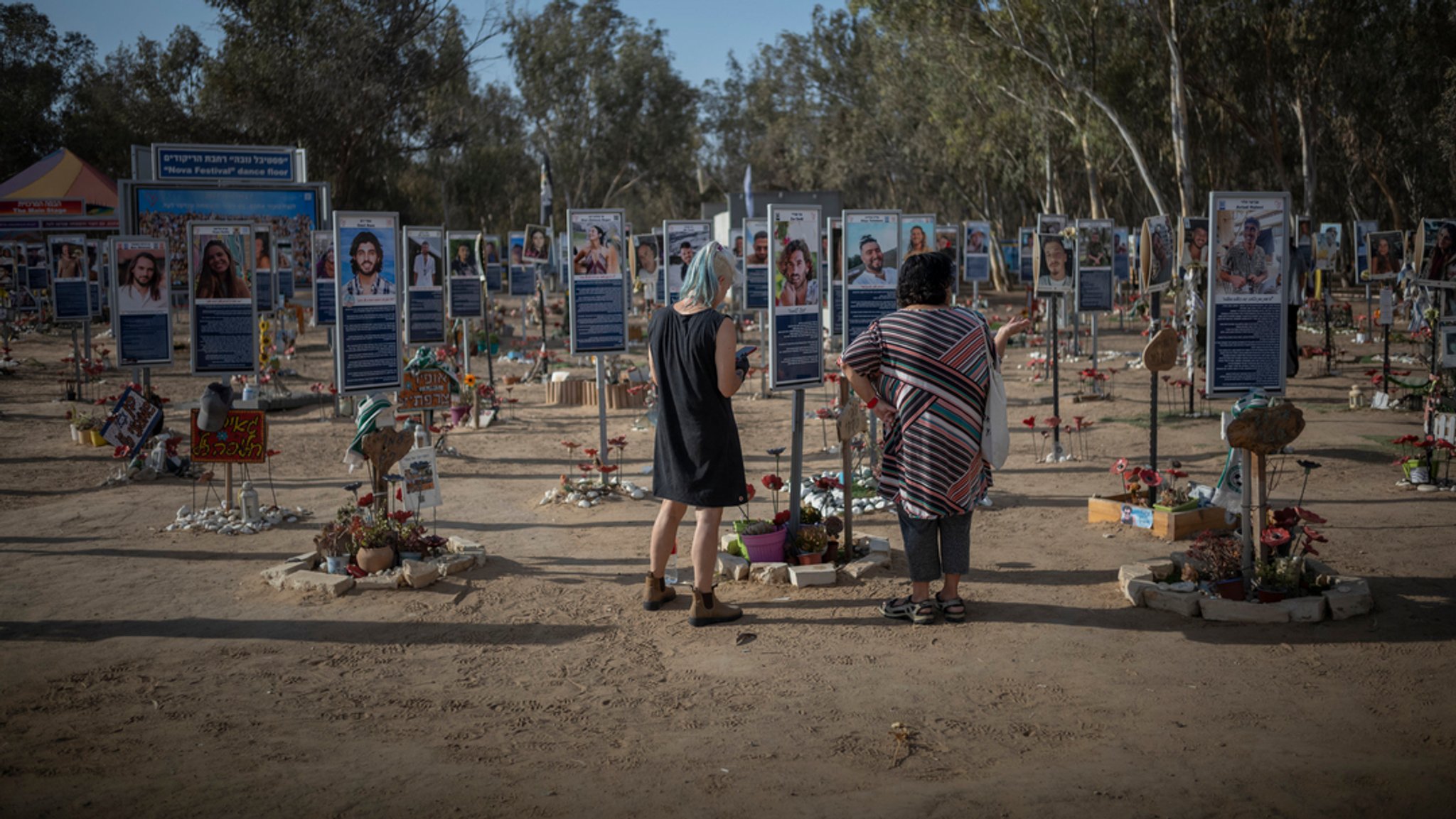 06.10.2025, Israel, Re'im: Menschen versammeln sich auf dem Nova-Festivalgelände in Re'im im Vorfeld des 2. Jahrestages des von der Hamas verübten Anschlags vom 7. Oktober.