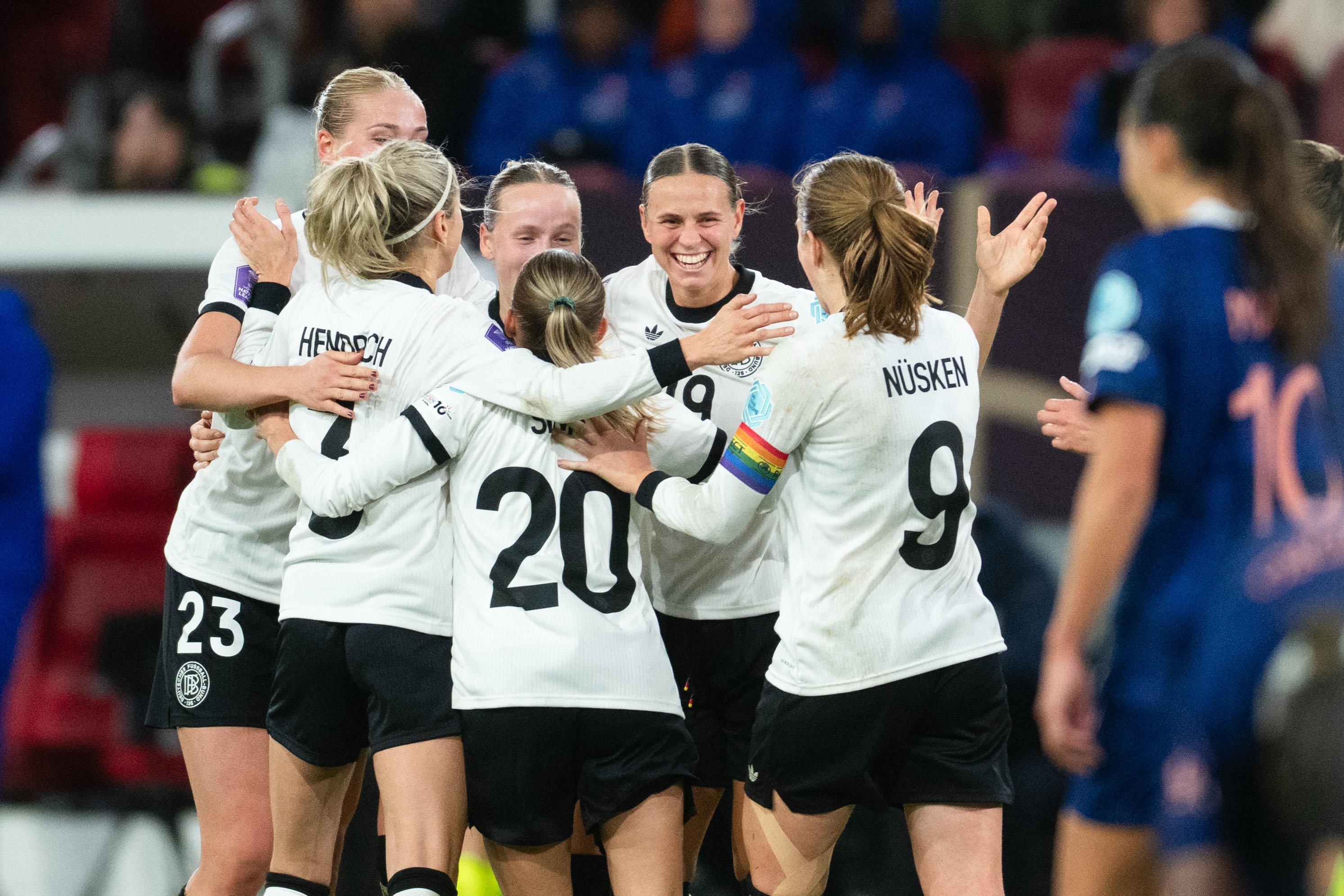 24.10.2025, Nordrhein-Westfalen, Düsseldorf: Fußball, Frauen, Nations League A, Play-off-Runde, Halbfinale, Hinspiele, Deutschland - Frankreich, Merkur Spiel-Arena: Deutschlands Torschützin Klara Bühl (2. v.r.) jubelt nach ihrem Treffer zur 1:0 Führung mit der Mannschaft. 
