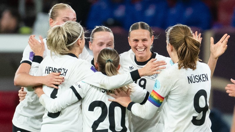 24.10.2025, Nordrhein-Westfalen, Düsseldorf: Fußball, Frauen, Nations League A, Play-off-Runde, Halbfinale, Hinspiele, Deutschland - Frankreich, Merkur Spiel-Arena: Deutschlands Torschützin Klara Bühl (2. v.r.) jubelt nach ihrem Treffer zur 1:0 Führung mit der Mannschaft. | Bild: dpa-Bildfunk/Marius Becker 24.10.2025, Nordrhein-Westfalen, Düsseldorf: Fußball, Frauen, Nations League A, Play-off-Runde, Halbfinale, Hinspiele, Deutschland - Frankreich, Merkur Spiel-Arena: Deutschlands Torschützin Klara Bühl (2. v.r.) jubelt nach ihrem Treffer zur 1:0 Führung mit der Mannschaft.