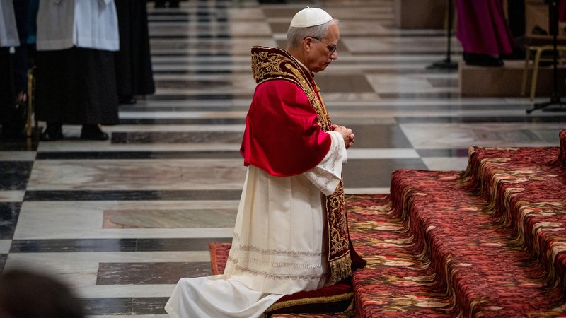 Ein Mann mit Mozetta, Stola, Chorrock und Pileolus kniet auf den Stufen eines Altars: Es ist Papst Leo XIV. | Bild: picture alliance / Photoshot | - Ein Mann mit Mozetta, Stola, Chorrock und Pileolus kniet auf den Stufen eines Altars: Es ist Papst Leo XIV.