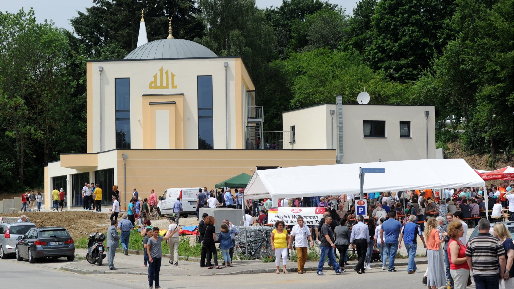 Archiv: Zahlreiche Menschen halten sich am 13.06.2015 in Pfaffenhofen an der Ilm (Bayern) vor der Moschee der türkischen Gemeinde auf. Dort wurde die Moschee der türkischen Gemeinde eröffnet