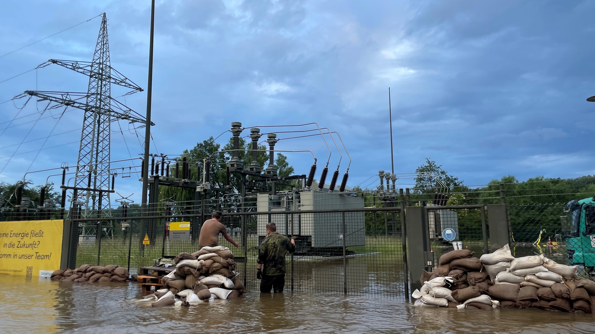 Das Umspannwerk in Reichertshofen beim Hochwasser extrem. Am vergangenen Sonntag standen die Helfer bis zu den Oberschenkeln im Wasser.