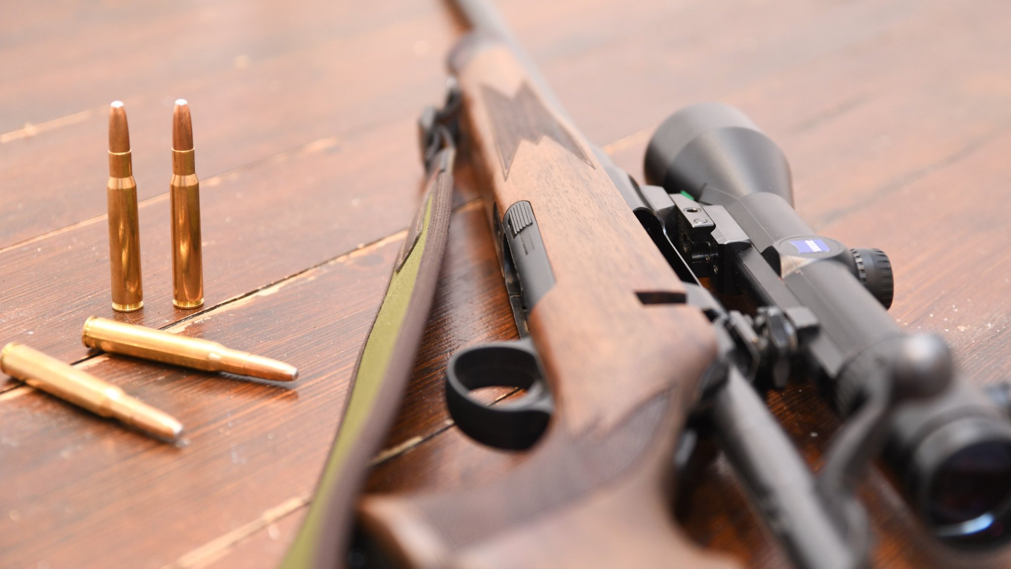 (Symbolbild) Ein Jagdgewehr und Munition liegen auf einem Tisch