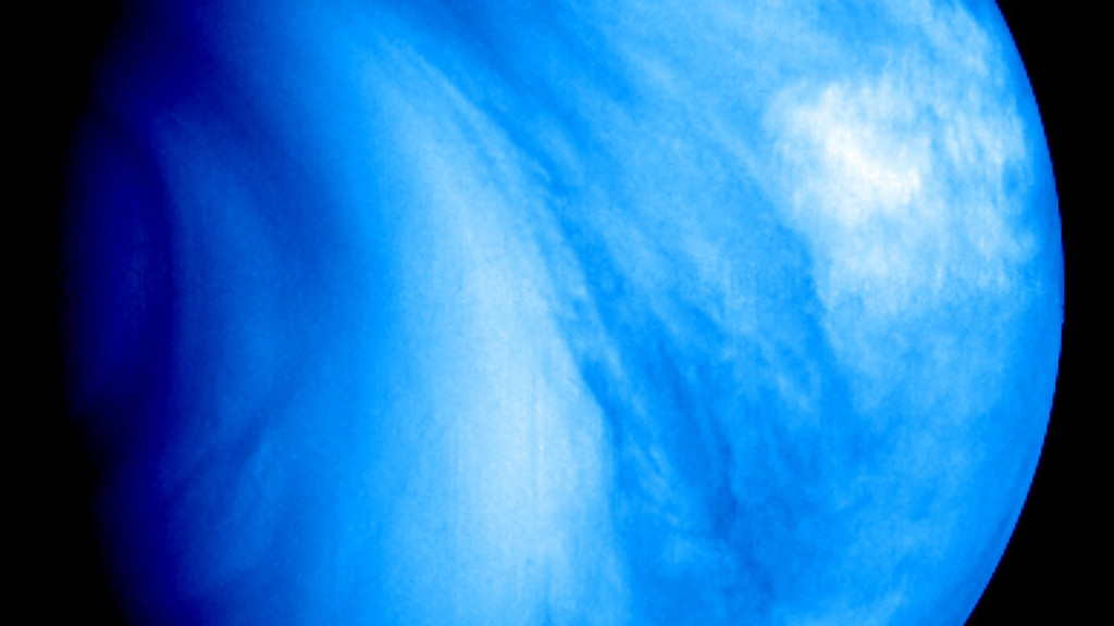 Die Venus ist kein blauer Planet, obwohl sie auf dieser Darstellung blau erscheint. Es handelt sich dabei um eine Falschfarbenaufnahme im ultravioletten Bereich des elektromagnetischen Spektrums, aufgenommen von der ESA-Raumsonde Venus Express im Jahr 2007. 