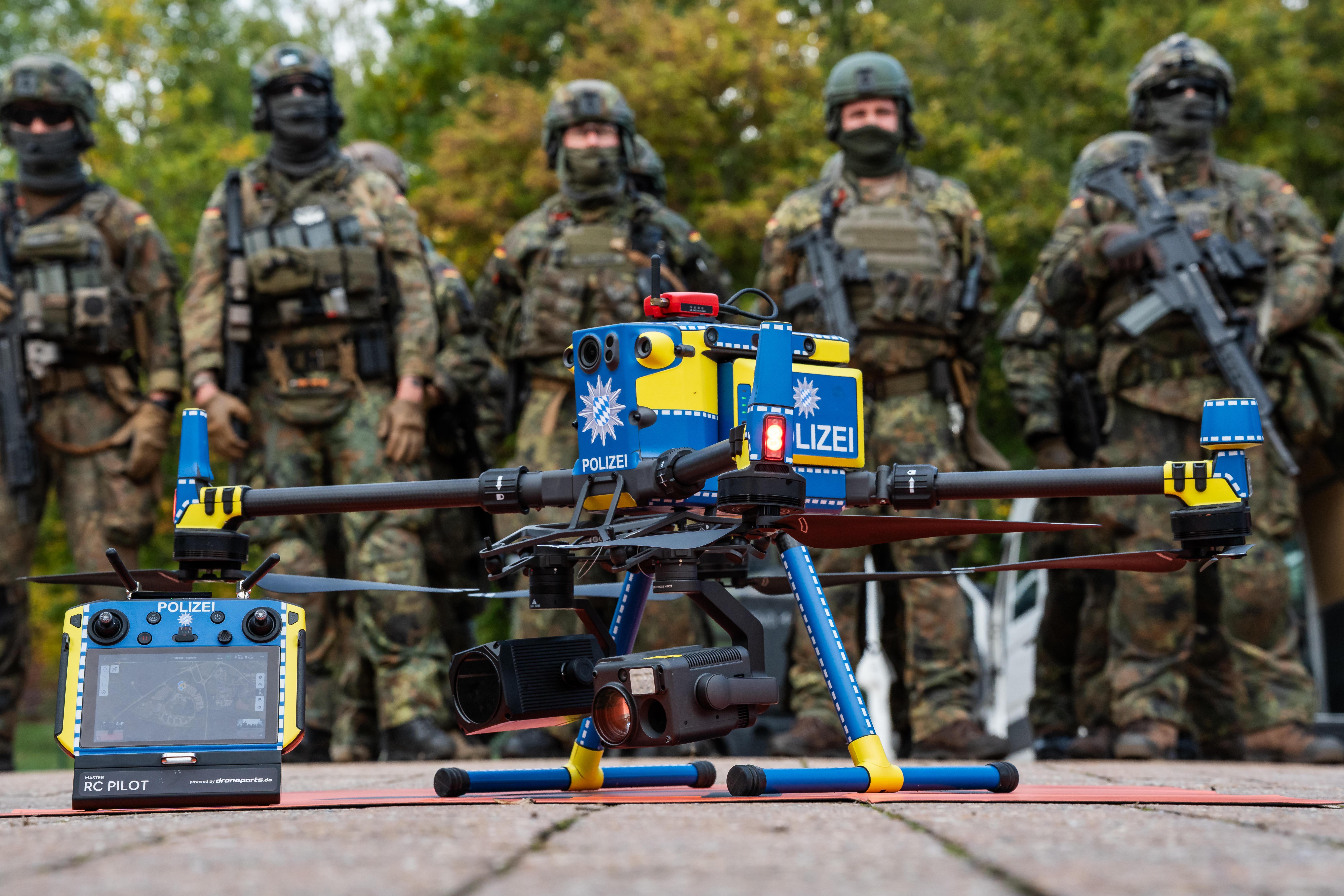 Gemeinsame Einsatzübung der Bayerischen Polizei und der Deutschen Bundeswehr RoadTEX 2025 (Übung Anschlag im Verkehrsraum). Eine Polizeidrohne steht einsatzbereit vor einer Formation von Bundeswehrsoldaten. (Aufnahmedatum: 09.10.2025)