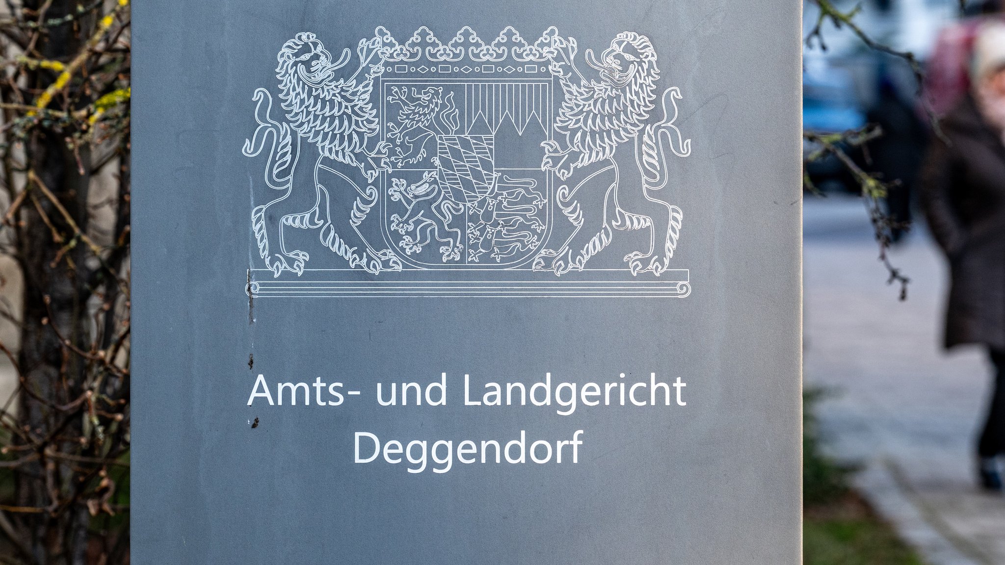 "Amts- und Landgericht Deggendorf" steht auf einem Schild vor dem Gerichtsgebäude. 