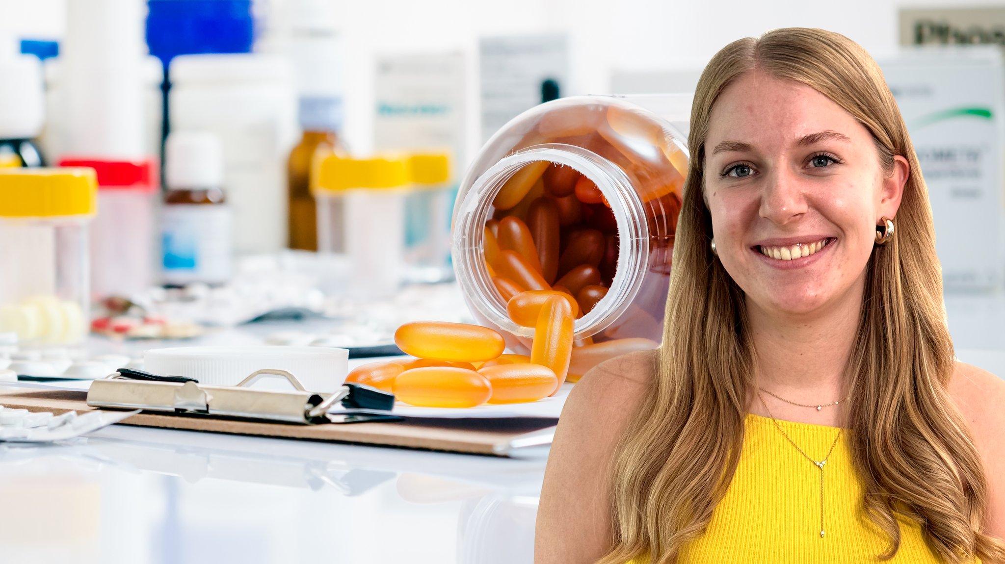 Johanna, Studentin der Pharmazie im 5. Semester an der LMU München. Im Hintergrund ist  ein Labortisch mit Tablettendöschen und Tabletten zu sehen.