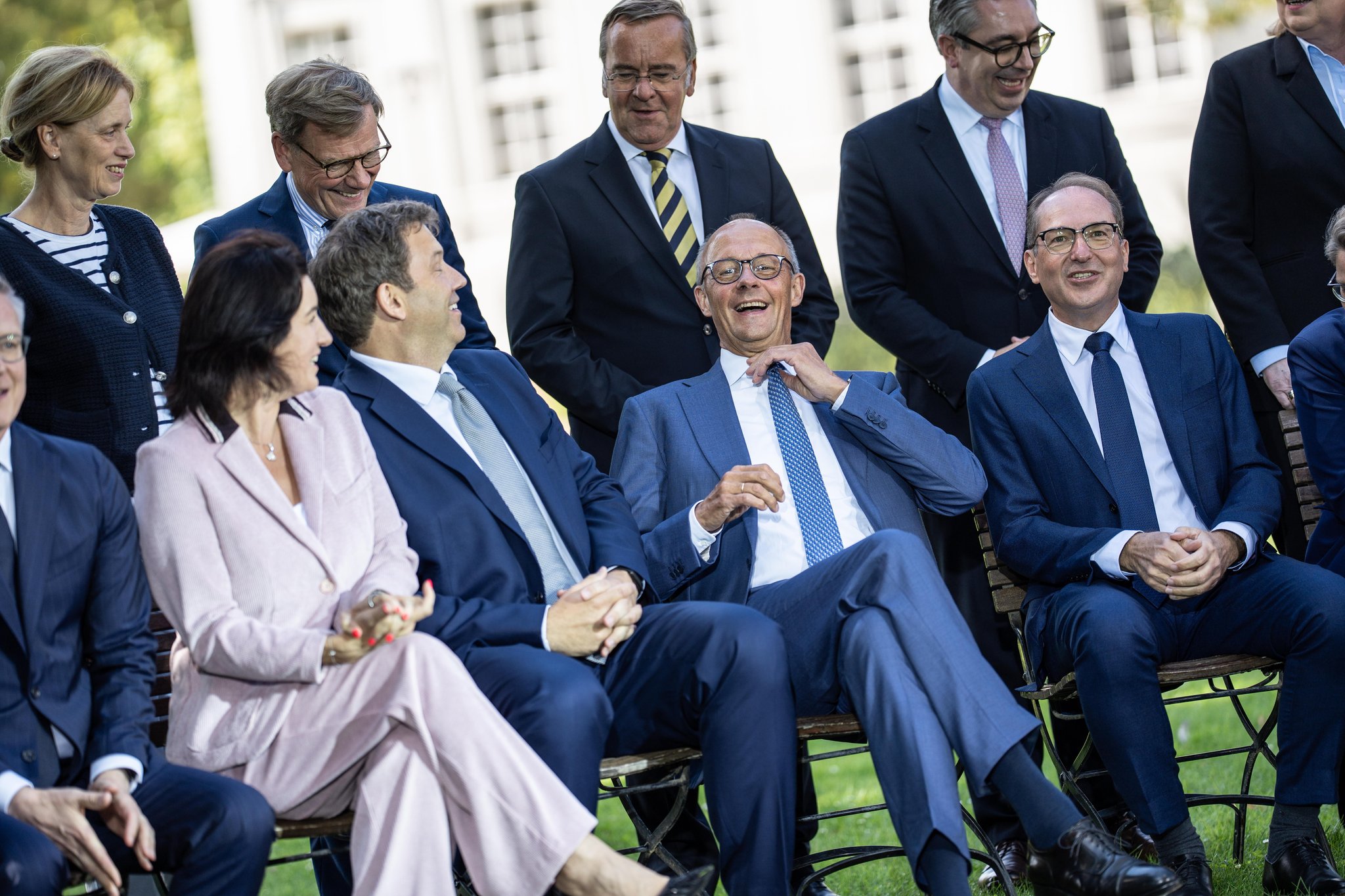 Bundeskanzler Friedrich Merz lachend während der Aufstellung zum Familienfoto | Bild: picture alliance / Chris Emil Janßen | Chris Emil Janssen Bundeskanzler Friedrich Merz lachend während der Aufstellung zum Familienfoto