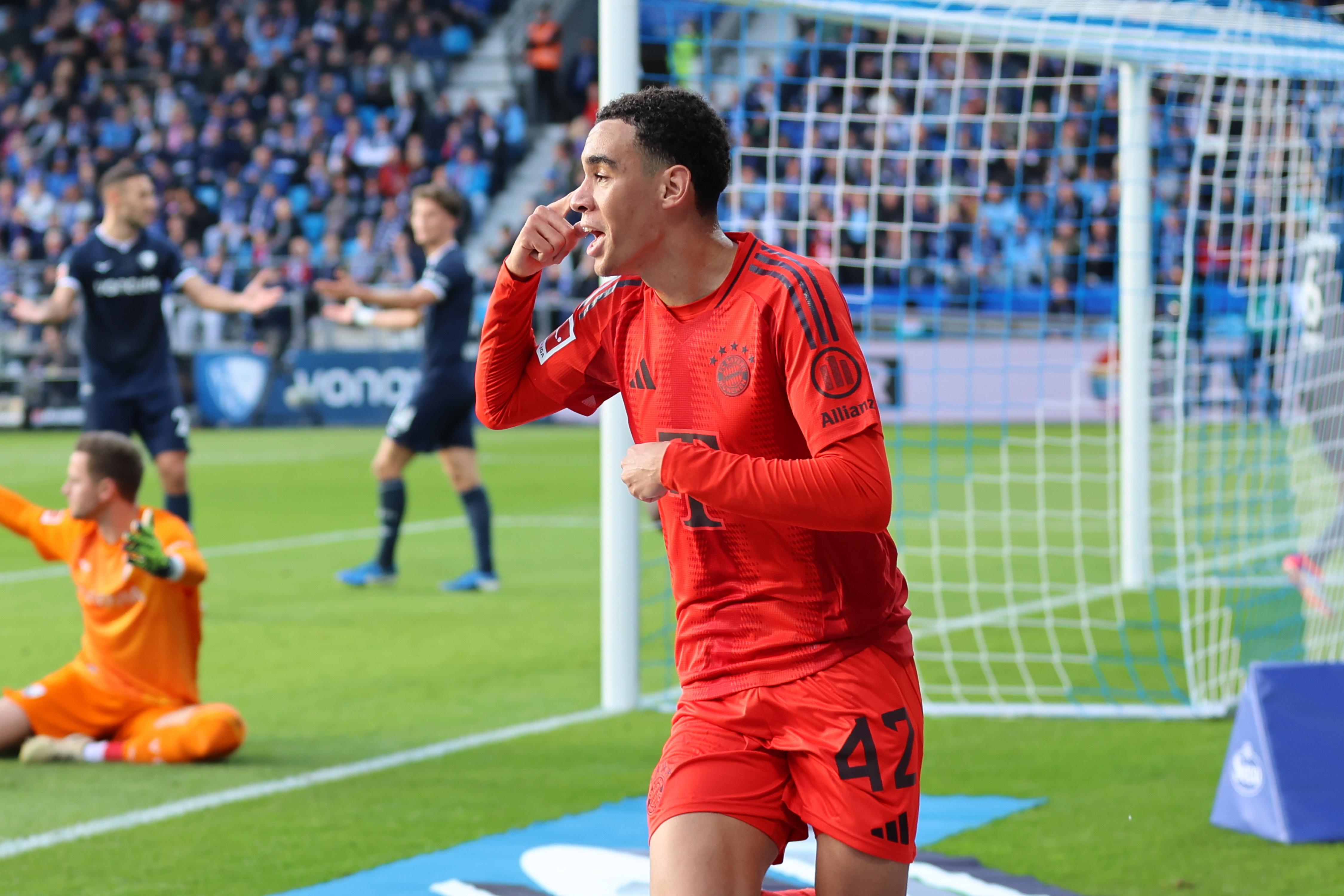 Jamal Musiala dreht nach seinem Kopfballtreffer zum 2:0 jubelnd ab.