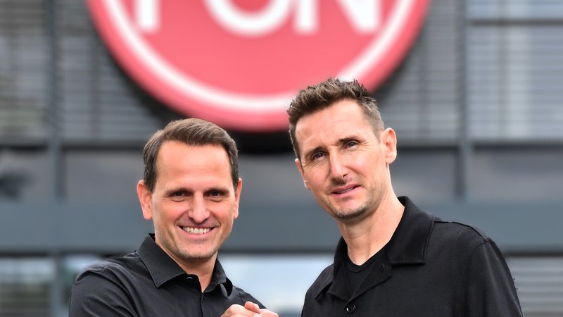 Sportvorstand Joti Chatzialexiou und Trainer Miroslav Klose | Bild: picture alliance / Sportfoto Zink / Wolfgang Zink | Sportfoto Zink / Wolfgang Zink Sportvorstand Joti Chatzialexiou und Trainer Miroslav Klose