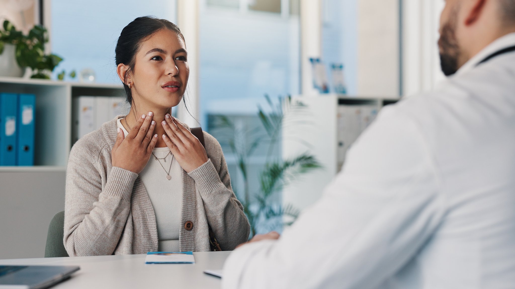 Eine Frau sitzt wegen Beschwerden im Rachen beim HNO-Arzt. Möglicherweise hat sie eine Stimmstörung. | Bild: colourbox Eine Frau sitzt wegen Beschwerden im Rachen beim HNO-Arzt. Möglicherweise hat sie eine Stimmstörung.