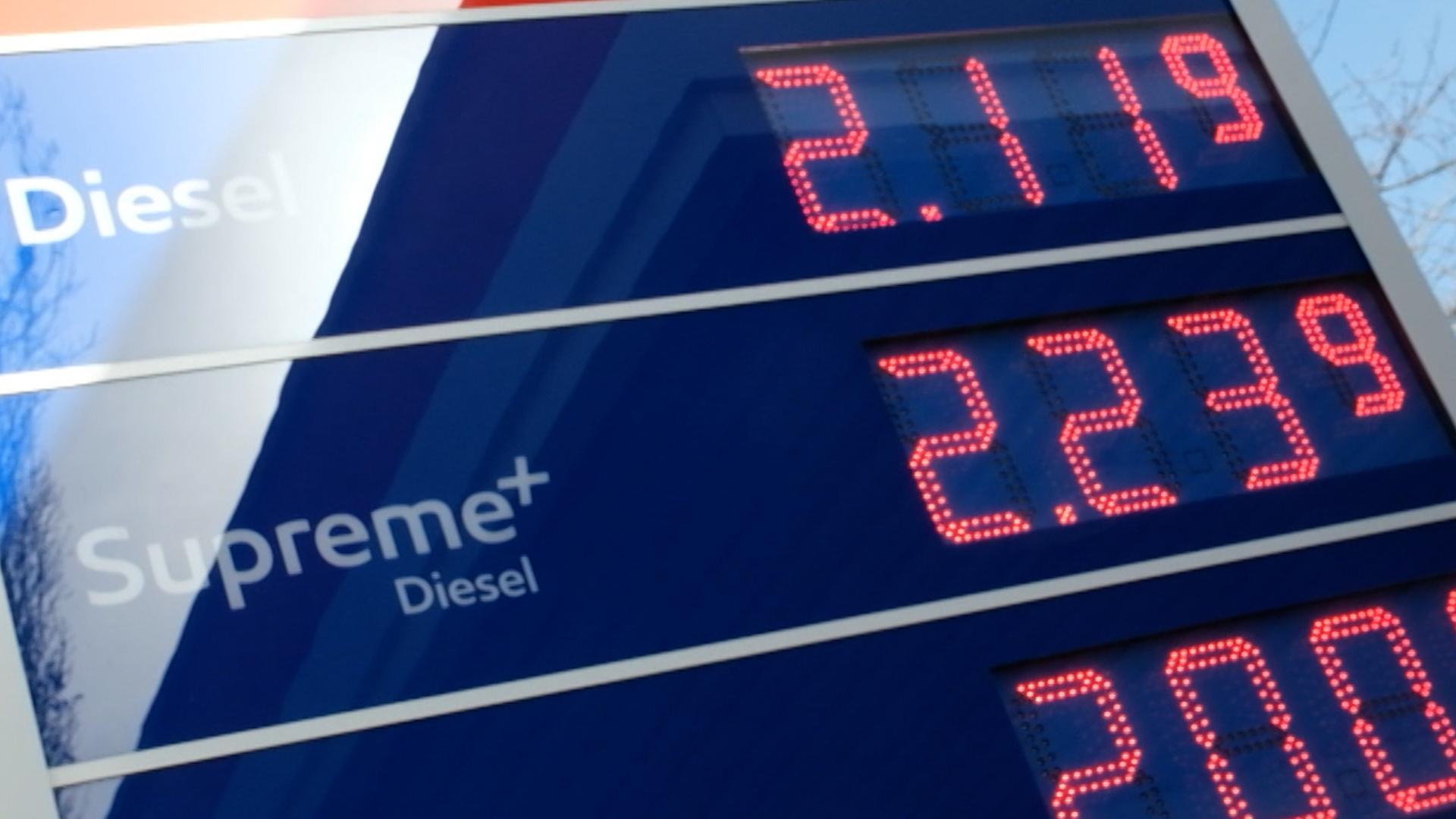 Eine Preistafel an einer Tankstelle mit Literpreisen für Kraftstoff, die über 2 Euro liegen.