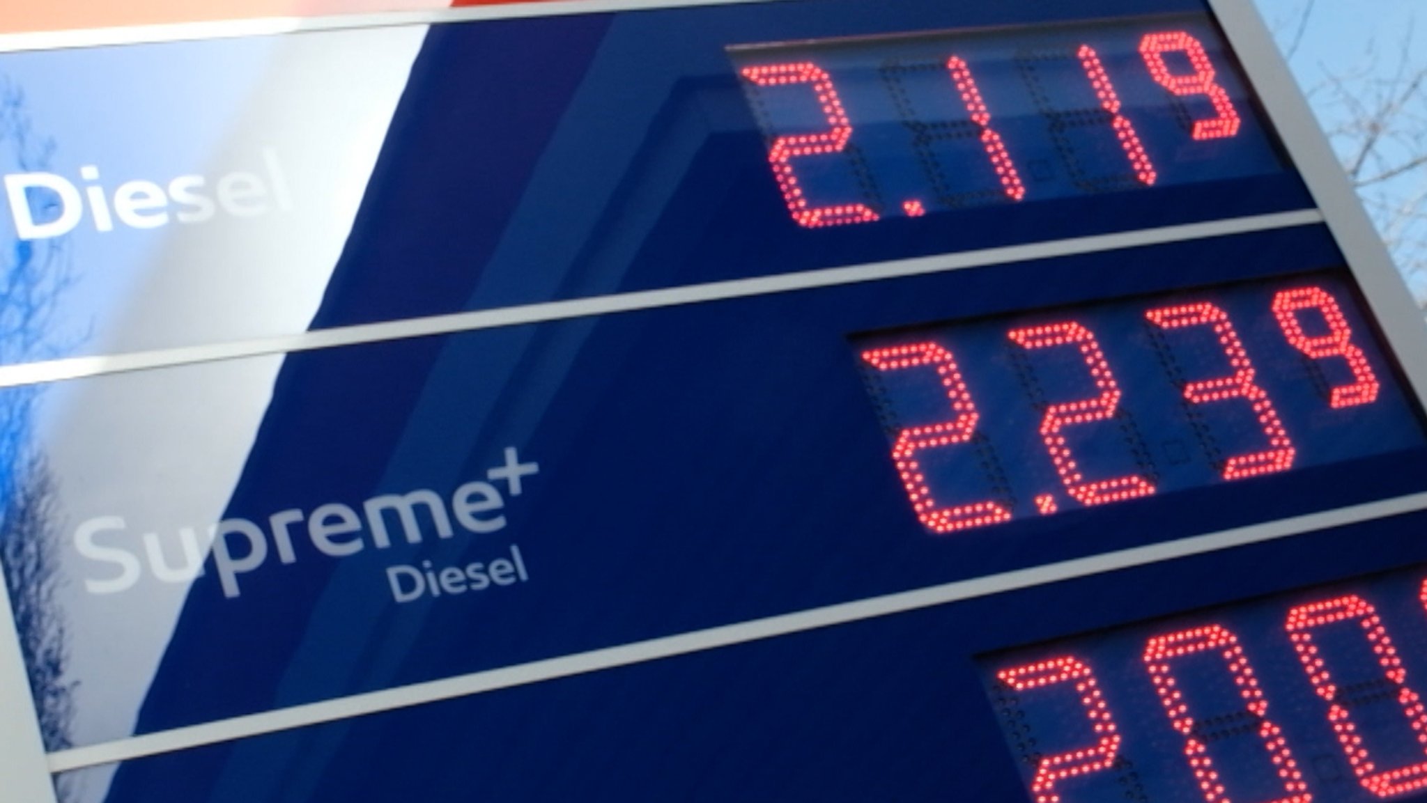 Eine Preistafel an einer Tankstelle mit Literpreisen für Kraftstoff, die über 2 Euro liegen.