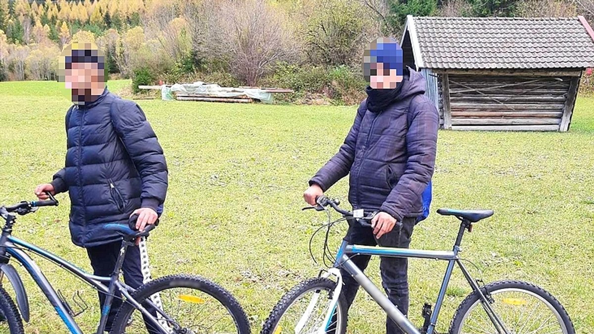 Nahe Mittenwald hat die Bundespolizei zwei marokkanische Migranten gestoppt. Sie wollten mit ihren Fahrrädern angeblich nach Berlin.