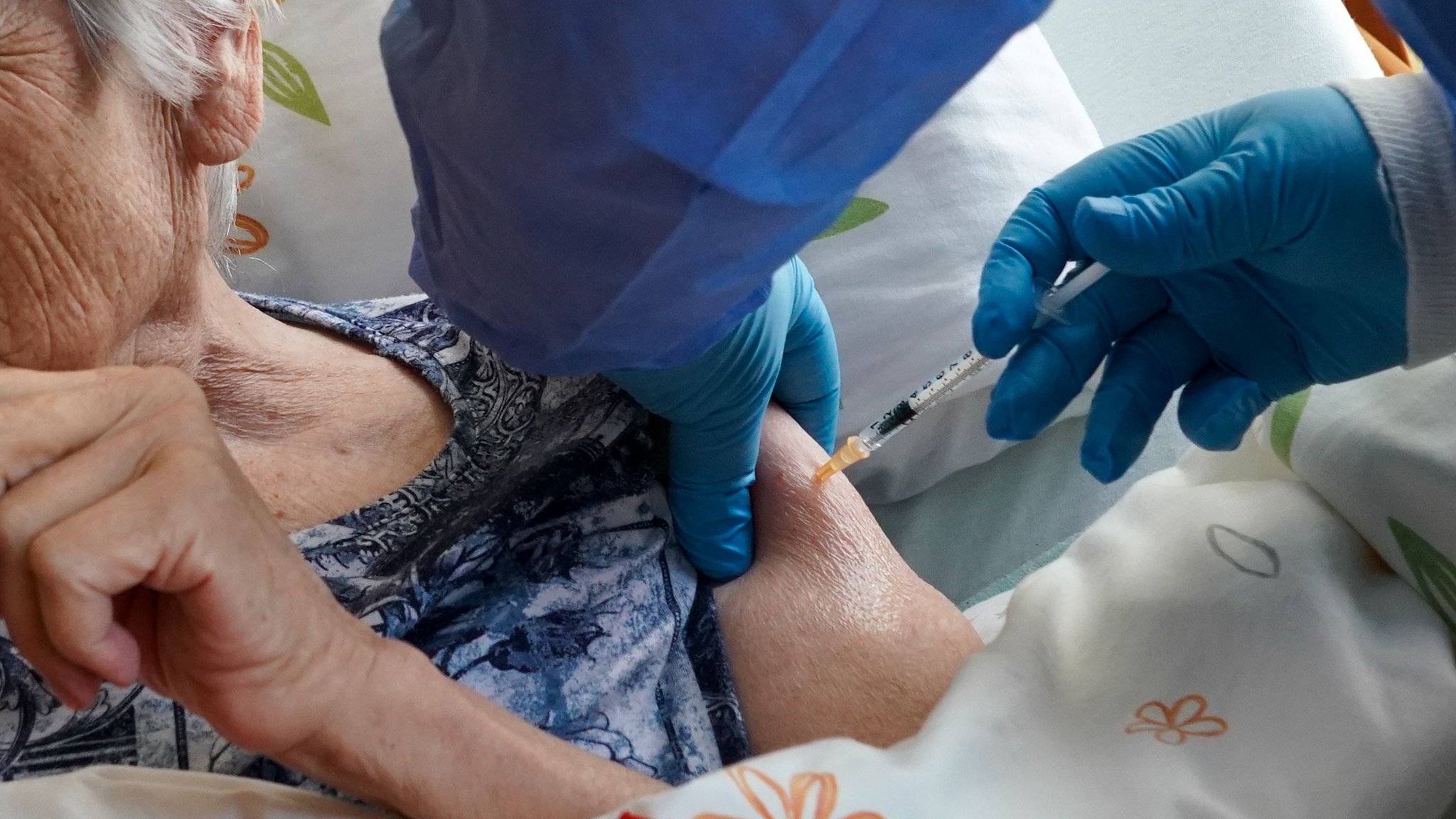 (Symbolbild) Eine bettlägerige Heimbewohnerin erhält ihre Drittimpfung mit dem Impfstoff von Biontech/Pfizer. | Bild: dpa-Bildfunk/Peter Endig (Symbolbild) Eine bettlägerige Heimbewohnerin erhält ihre Drittimpfung mit dem Impfstoff von Biontech/Pfizer.