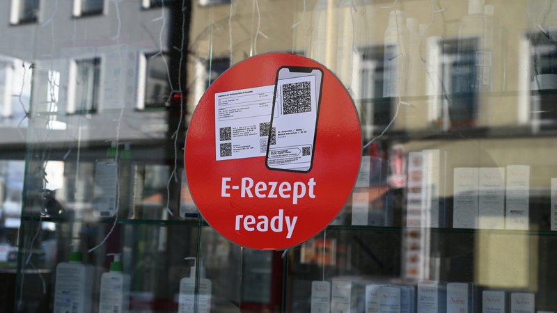 Apotheke mit dem Hinweis, dass man dort das E-Rezept einlösen kann. | Bild: picture alliance/dpa | Horst Galuschka Apotheke mit dem Hinweis, dass man dort das E-Rezept einlösen kann.