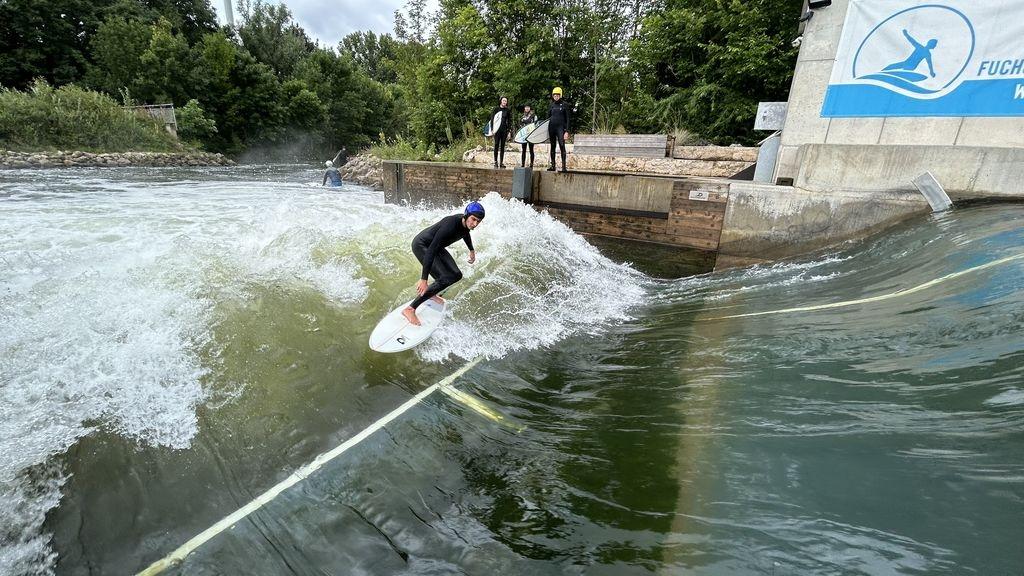 Ein Sufer auf der Fuchsloch-Welle an der Pegnitz in Nürnberg