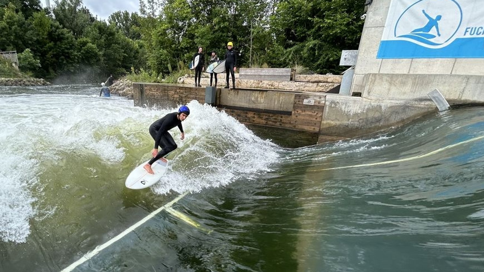 Ein Sufer auf der Fuchsloch-Welle an der Pegnitz in Nürnberg