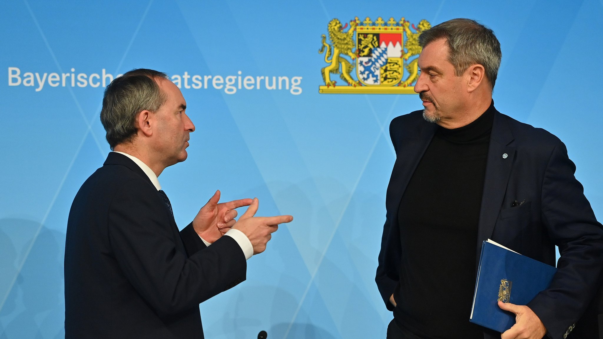 Markus Soeder (Ministerpraesident Bayern und CSU Vorsitzender) und Hubert Aiwanger (Freie Wähler, Wirtschaftsminister Bayern) nach einer Pressekonferenz der Bayerischen Staatsregierung