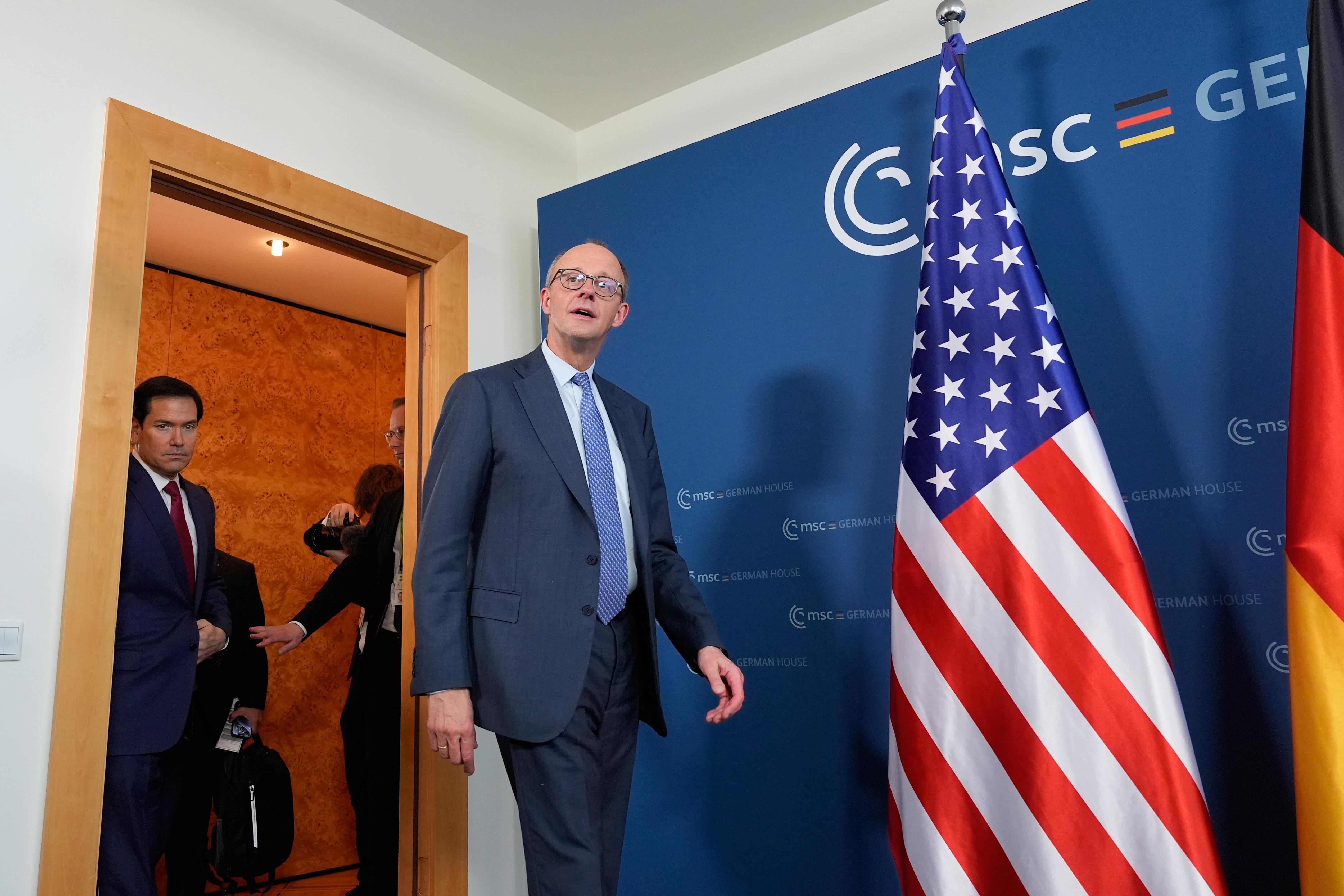 Kanzler Friedrich Merz bei der Münchner Sicherheitskonferenz, hinter ihm US-Außenminister Marco Rubio.